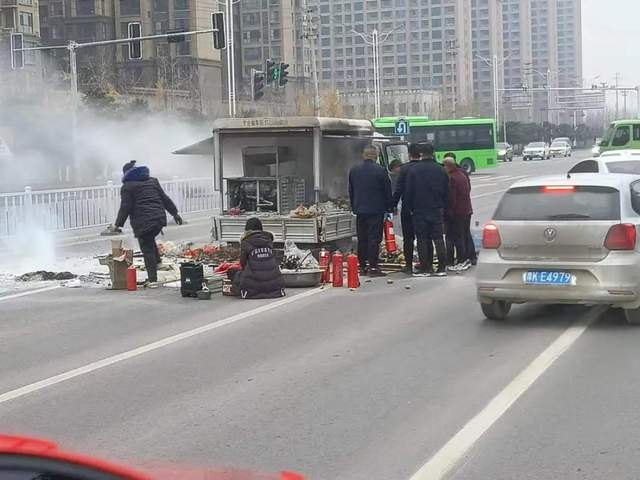 路遇火情挺身而出,禹州公交司机救火的样子真帅! 路遇火情挺身而出,禹州公交司机救火的样子真帅!