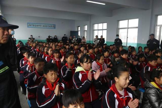 禹州这所小学的孩子们欢呼雀跃!他们即将得到一大批新的.... 禹州这所小学的孩子们欢呼雀跃!他们即将得到一大批新的....