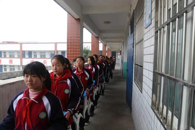 禹州这所小学的孩子们欢呼雀跃!他们即将得到一大批新的.... 禹州这所小学的孩子们欢呼雀跃!他们即将得到一大批新的....