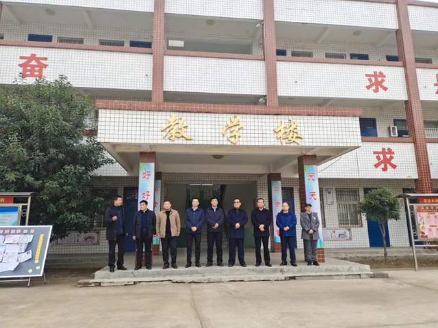 禹州这所小学的孩子们欢呼雀跃!他们即将得到一大批新的.... 禹州这所小学的孩子们欢呼雀跃!他们即将得到一大批新的....