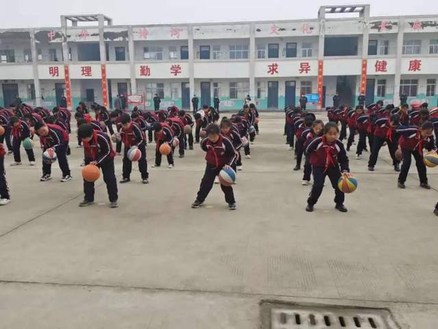 禹州这所小学的孩子们欢呼雀跃!他们即将得到一大批新的.... 禹州这所小学的孩子们欢呼雀跃!他们即将得到一大批新的....