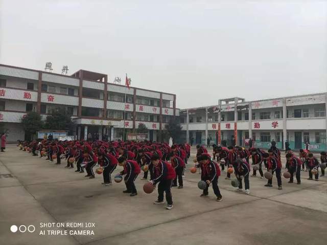 禹州这所小学的孩子们欢呼雀跃!他们即将得到一大批新的.... 禹州这所小学的孩子们欢呼雀跃!他们即将得到一大批新的....