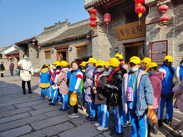 近日神垕古镇景区迎来多批研学团队,昨天又迎来了研学游小高峰…… 近日神垕古镇景区迎来多批研学团队,昨天又迎来了研学游小高峰……