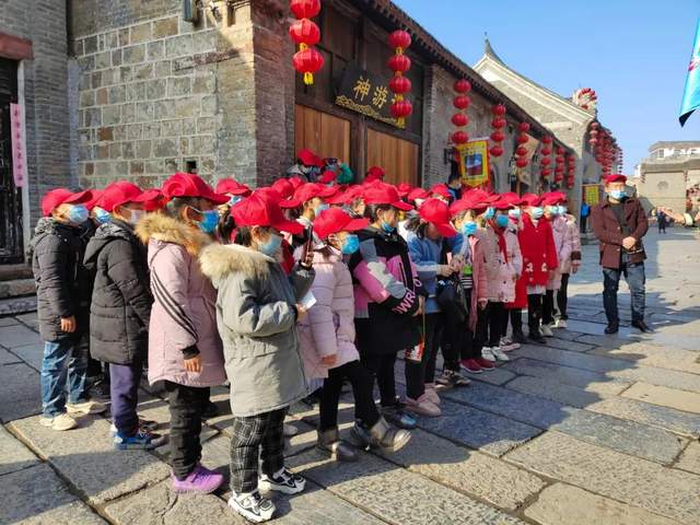 近日神垕古镇景区迎来多批研学团队,昨天又迎来了研学游小高峰…… 近日神垕古镇景区迎来多批研学团队,昨天又迎来了研学游小高峰……