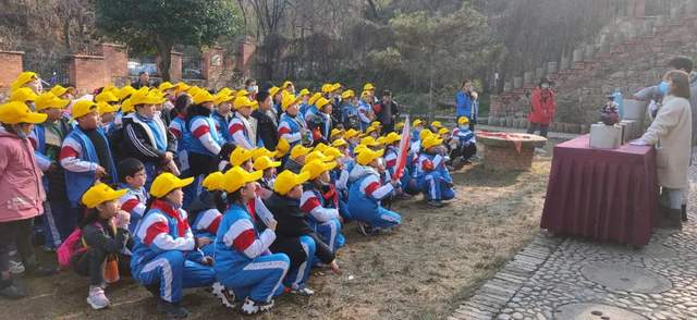 近日神垕古镇景区迎来多批研学团队,昨天又迎来了研学游小高峰…… 近日神垕古镇景区迎来多批研学团队,昨天又迎来了研学游小高峰……