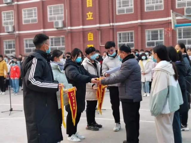 禹州南区学校举行“探究学习方法”主题升旗仪式 禹州南区学校举行“探究学习方法”主题升旗仪式