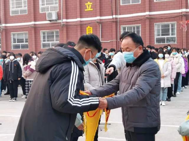 禹州南区学校举行“探究学习方法”主题升旗仪式 禹州南区学校举行“探究学习方法”主题升旗仪式