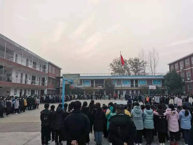 禹州南区学校举行“探究学习方法”主题升旗仪式 禹州南区学校举行“探究学习方法”主题升旗仪式