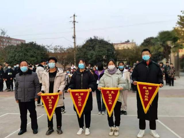 禹州南区学校举行“探究学习方法”主题升旗仪式 禹州南区学校举行“探究学习方法”主题升旗仪式