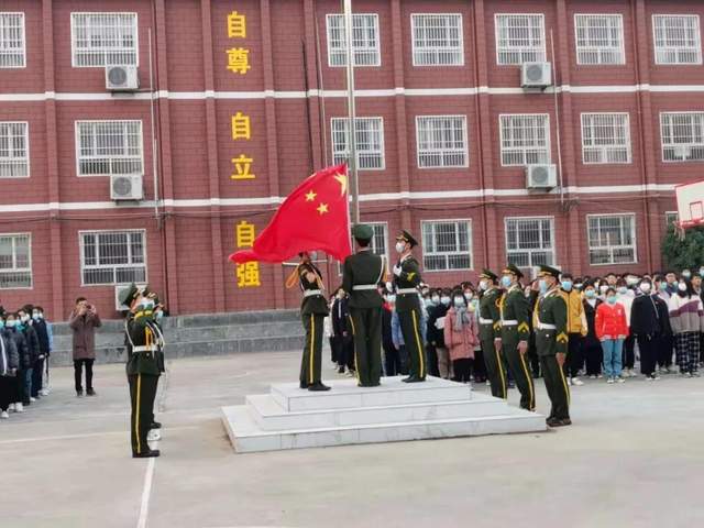 禹州南区学校举行“探究学习方法”主题升旗仪式 禹州南区学校举行“探究学习方法”主题升旗仪式