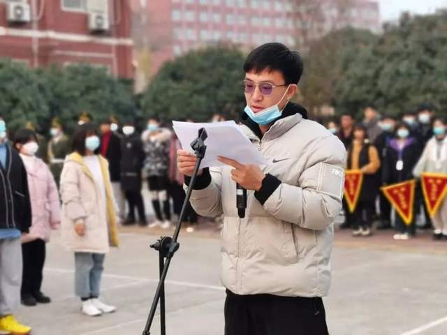 禹州南区学校举行“探究学习方法”主题升旗仪式 禹州南区学校举行“探究学习方法”主题升旗仪式