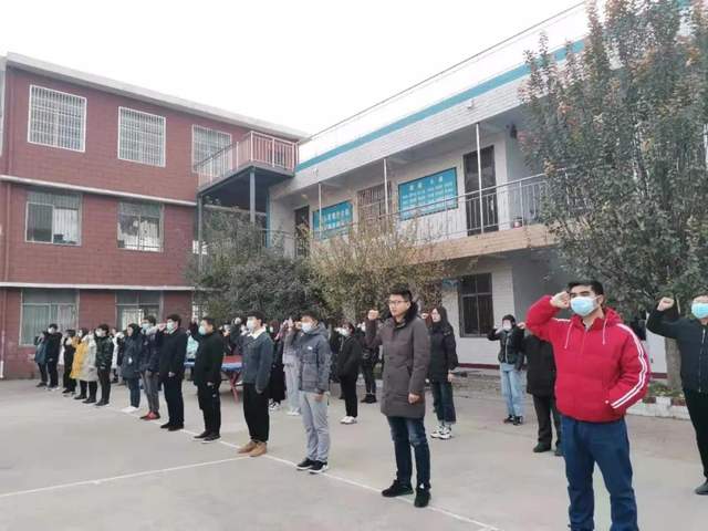 禹州南区学校举行“探究学习方法”主题升旗仪式 禹州南区学校举行“探究学习方法”主题升旗仪式