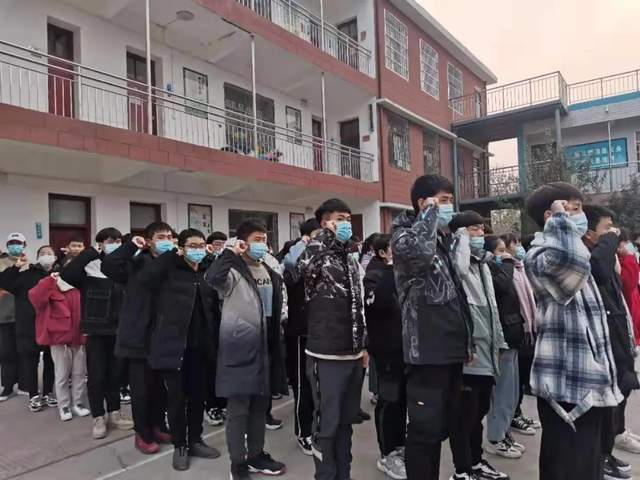 禹州南区学校举行“探究学习方法”主题升旗仪式 禹州南区学校举行“探究学习方法”主题升旗仪式