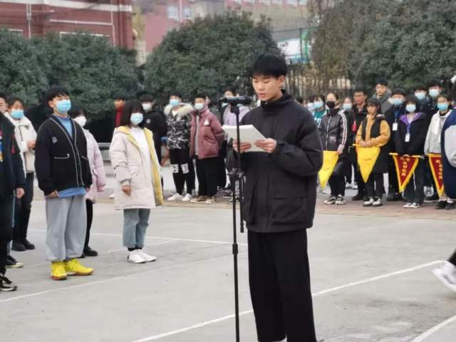 禹州南区学校举行“探究学习方法”主题升旗仪式 禹州南区学校举行“探究学习方法”主题升旗仪式