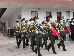 禹州南区学校举行“探究学习方法”主题升旗仪式