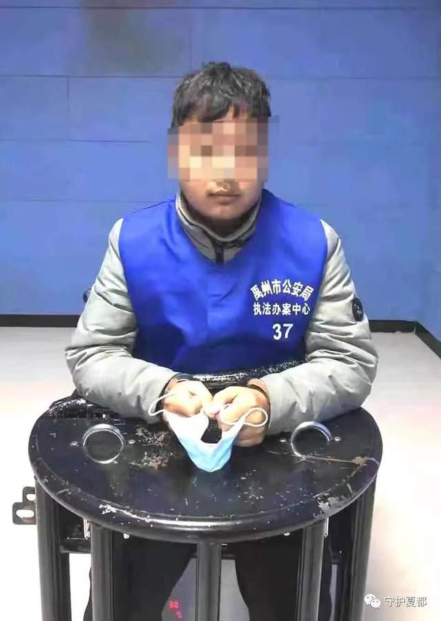 禹州警方集中对禹王广场、时代广场进行清理清查 禹州警方集中对禹王广场、时代广场进行清理清查
