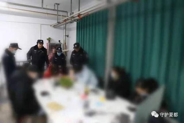 禹州警方集中对禹王广场、时代广场进行清理清查 禹州警方集中对禹王广场、时代广场进行清理清查