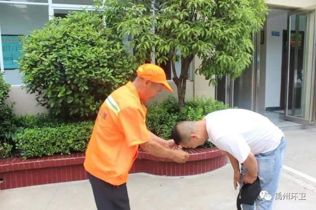 禹州环卫:助人为乐暖人心 平凡岗位传美德 禹州环卫:助人为乐暖人心 平凡岗位传美德