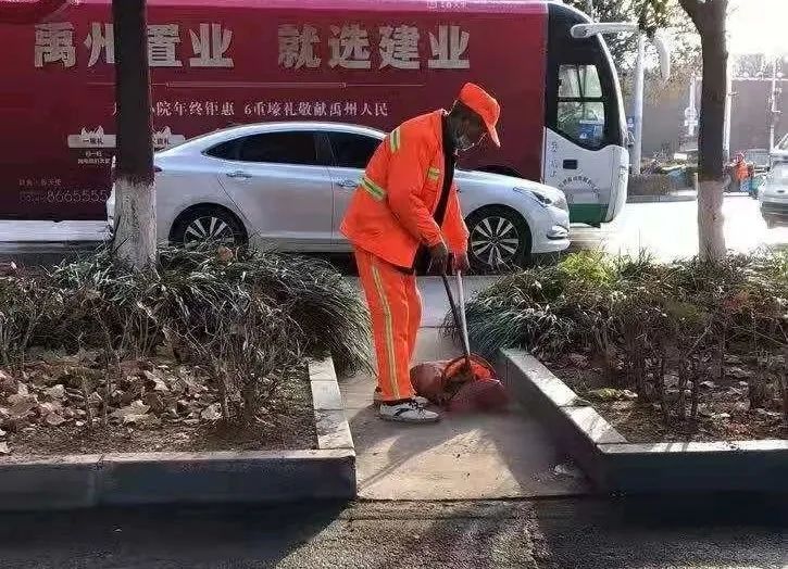 禹州环卫：开展清洁行动 擦亮城市名片
