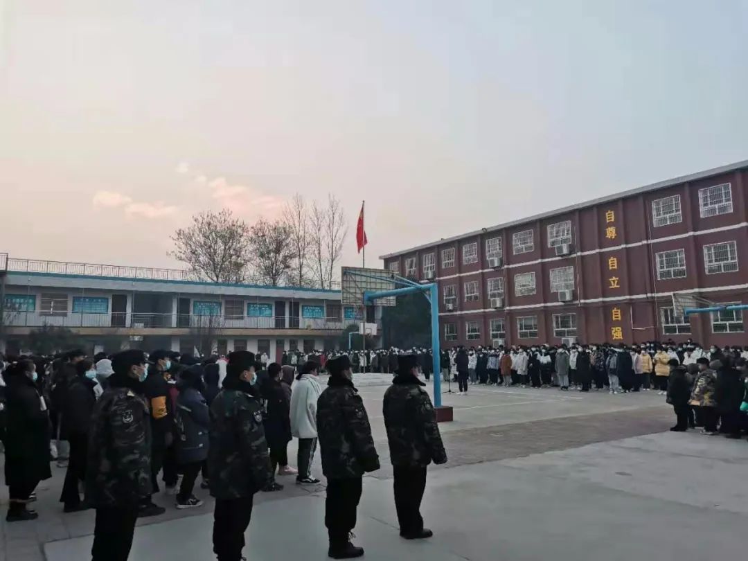 禹州南区学校举行“新起点、新希望”主题升旗仪式