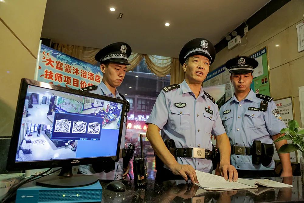 致敬 · 警察——耿亚伟摄影作品