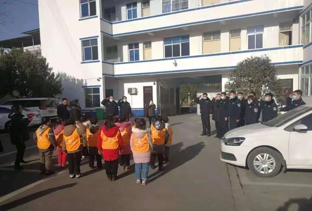 禹州幼儿园小朋友和警营的“亲密接触”