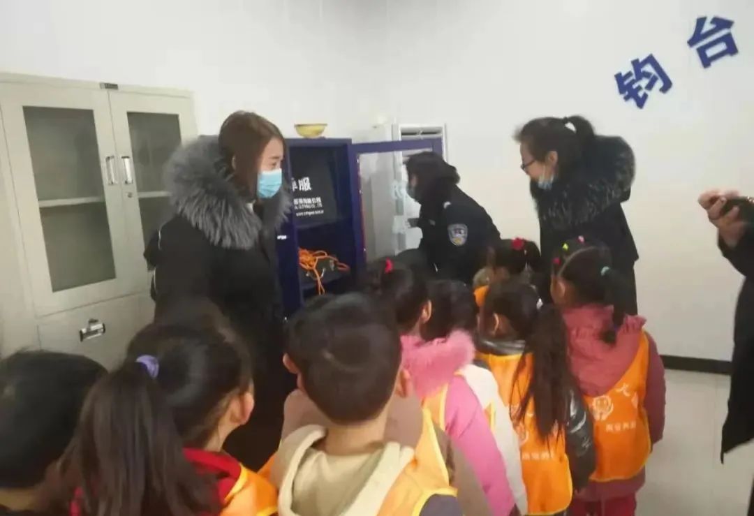禹州幼儿园小朋友和警营的“亲密接触”