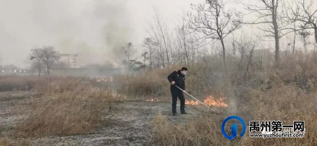 禹州褚河派出所民警帮助村民灭火 禹州褚河派出所民警帮助村民灭火