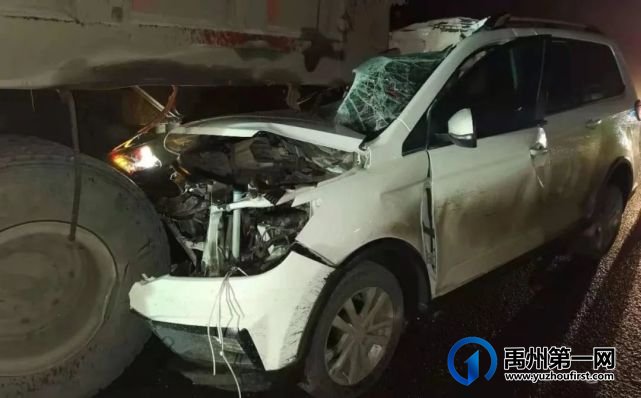 禹州一男子酒后约会网友,途中追尾大货车。就问你还敢酒(醉)驾吗? 禹州一男子酒后约会网友,途中追尾大货车。就问你还敢酒(醉)驾吗?