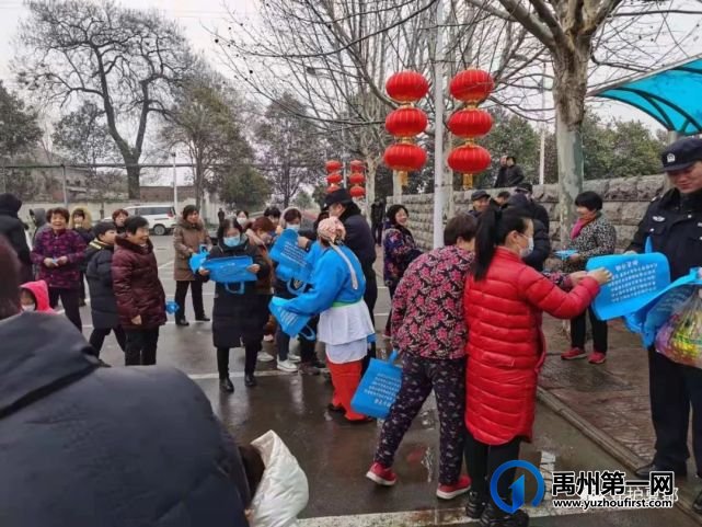 禹州三峰:民警元宵节期间给群众“送礼”送到手软 禹州三峰:民警元宵节期间给群众“送礼”送到手软