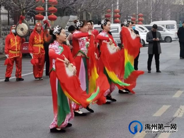 禹州三峰:民警元宵节期间给群众“送礼”送到手软 禹州三峰:民警元宵节期间给群众“送礼”送到手软