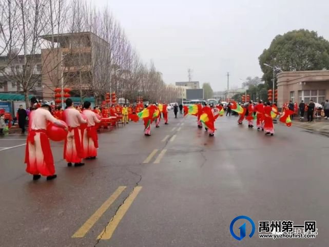 禹州三峰:民警元宵节期间给群众“送礼”送到手软 禹州三峰:民警元宵节期间给群众“送礼”送到手软