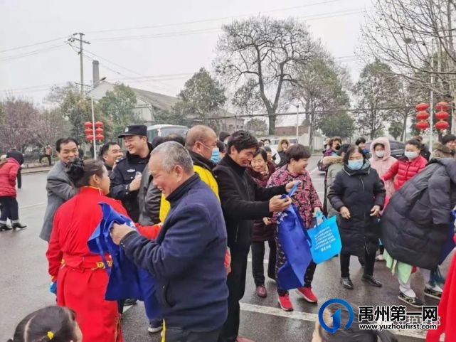 禹州三峰:民警元宵节期间给群众“送礼”送到手软 禹州三峰:民警元宵节期间给群众“送礼”送到手软