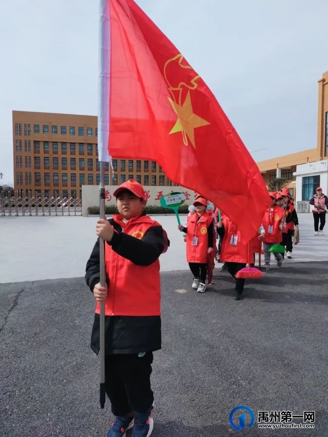 禹州市第五实验学校开展学雷锋实践活动 禹州市第五实验学校开展学雷锋实践活动