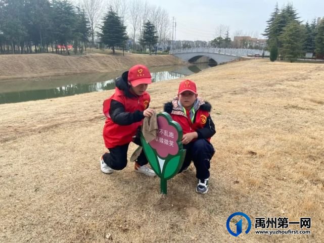 禹州市第五实验学校开展学雷锋实践活动 禹州市第五实验学校开展学雷锋实践活动