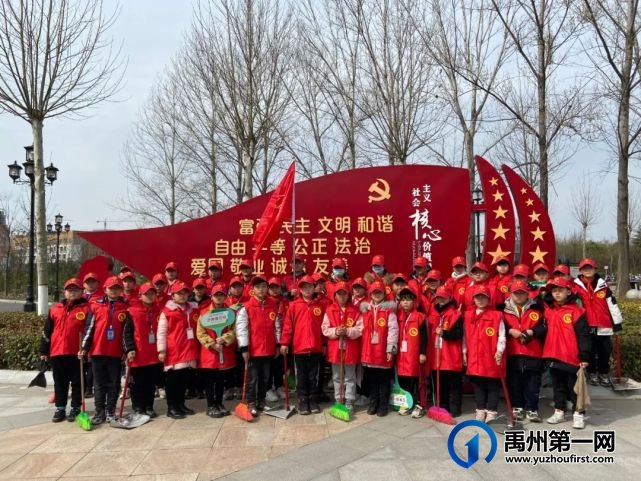 禹州市第五实验学校开展学雷锋实践活动 禹州市第五实验学校开展学雷锋实践活动