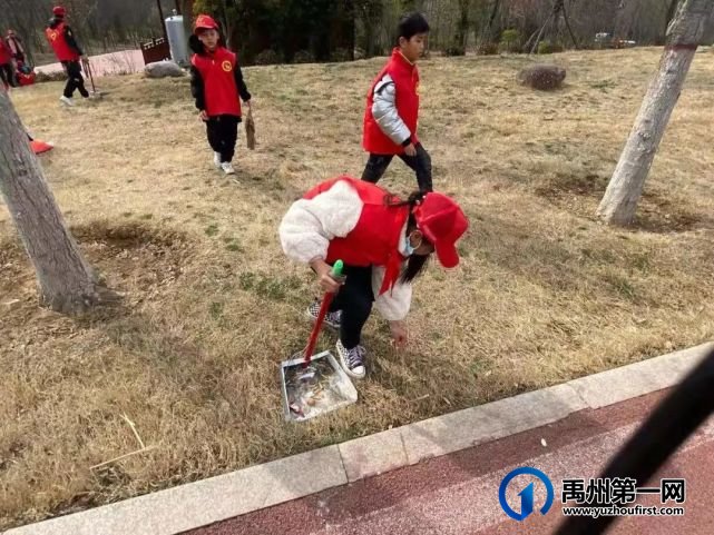 禹州市第五实验学校开展学雷锋实践活动 禹州市第五实验学校开展学雷锋实践活动