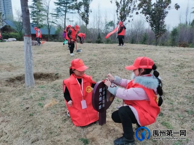 禹州市第五实验学校开展学雷锋实践活动 禹州市第五实验学校开展学雷锋实践活动
