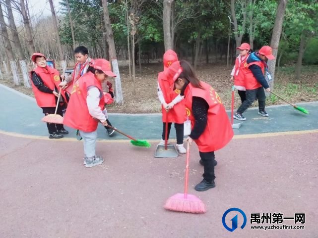 禹州市第五实验学校开展学雷锋实践活动 禹州市第五实验学校开展学雷锋实践活动