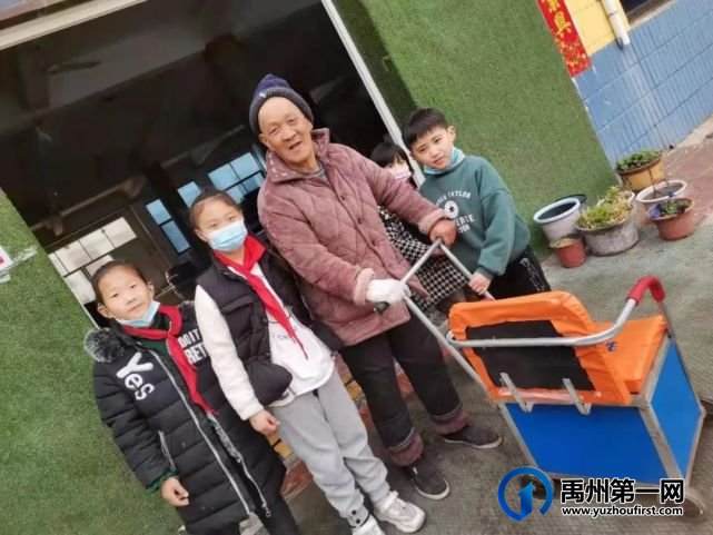 禹州南区学校3.5特辑|家长赶赴送锦旗,学子远足学雷锋 禹州南区学校3.5特辑|家长赶赴送锦旗,学子远足学雷锋