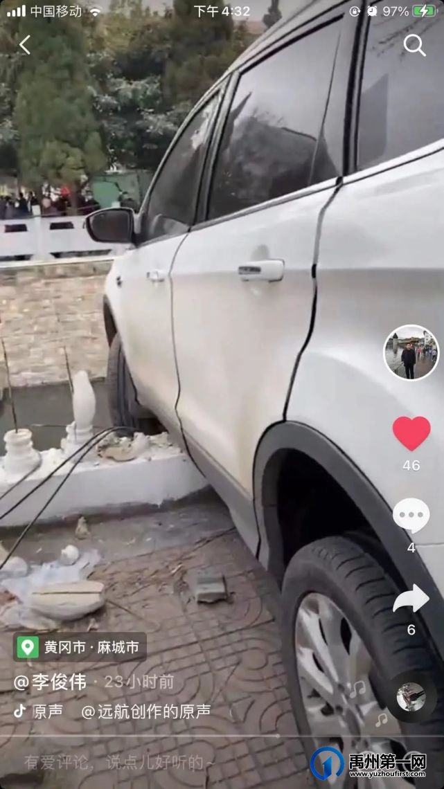 惊险!禹州南城门附近一私家车悬于河道上方!原因或为... 惊险!禹州南城门附近一私家车悬于河道上方!原因或为...