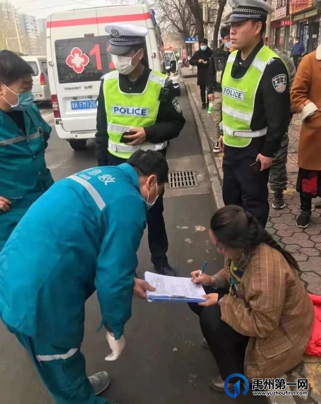 群众摔倒昏迷路边 禹州交警紧急救助 群众摔倒昏迷路边 禹州交警紧急救助