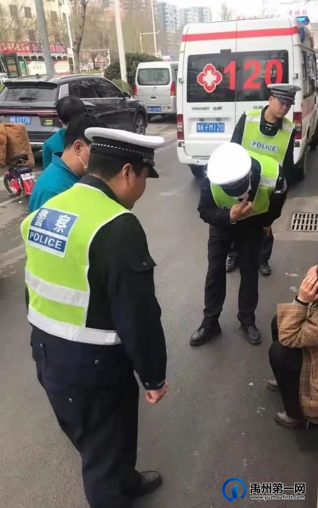 群众摔倒昏迷路边 禹州交警紧急救助 群众摔倒昏迷路边 禹州交警紧急救助