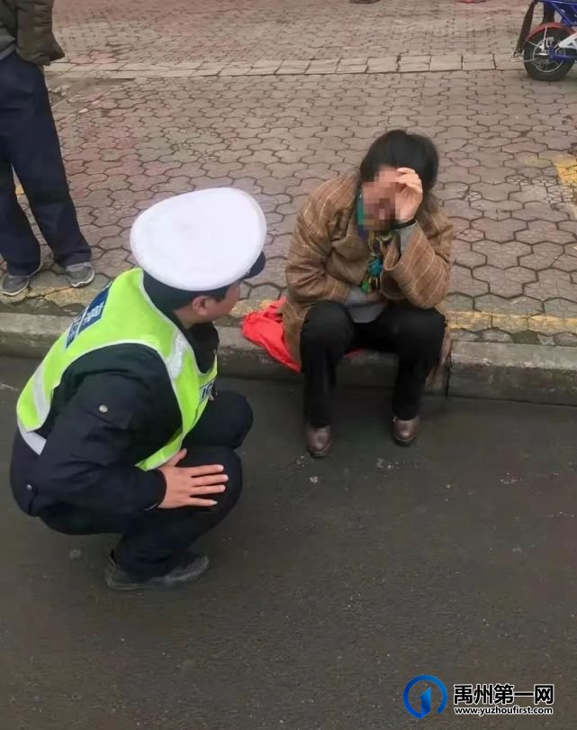 群众摔倒昏迷路边 禹州交警紧急救助 群众摔倒昏迷路边 禹州交警紧急救助