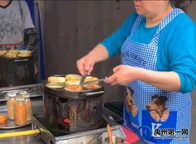 禹州西商贸韩城路口商贩占道经营惹众议,小商贩们应何去何从.... 禹州西商贸韩城路口商贩占道经营惹众议,小商贩们应何去何从....