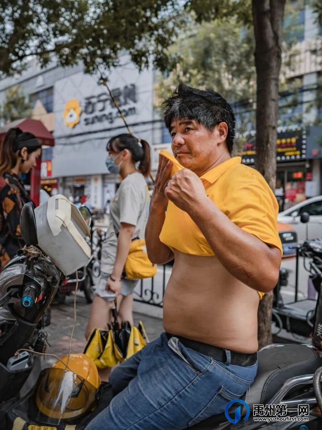 禹州西商贸韩城路口商贩占道经营惹众议,小商贩们应何去何从.... 禹州西商贸韩城路口商贩占道经营惹众议,小商贩们应何去何从....