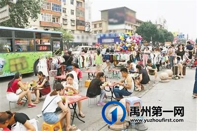 禹州西商贸韩城路口商贩占道经营惹众议,小商贩们应何去何从.... 禹州西商贸韩城路口商贩占道经营惹众议,小商贩们应何去何从....