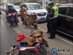 群众摔倒昏迷路边 禹州交警紧急救助