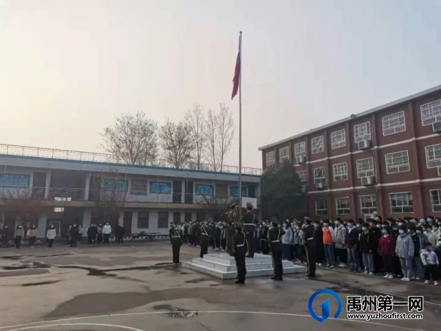 禹州南区学校举行“新风貌,新气象,新目标”主题升旗仪式 禹州南区学校举行“新风貌,新气象,新目标”主题升旗仪式