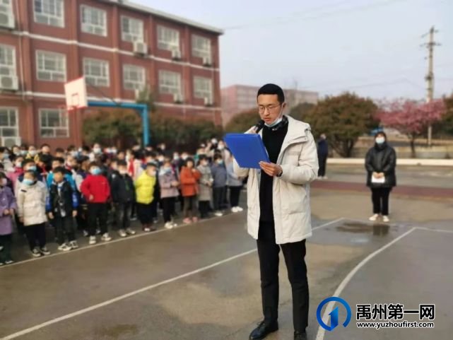 禹州南区学校举行“新风貌,新气象,新目标”主题升旗仪式 禹州南区学校举行“新风貌,新气象,新目标”主题升旗仪式